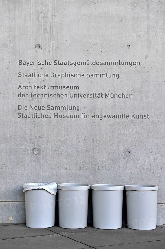 Grey dustbin in front of grey concrete wall with inscription Bayerische Staatsgemaeldesammlung