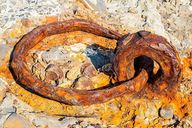 Rusty retaining ring at Portofino harbour