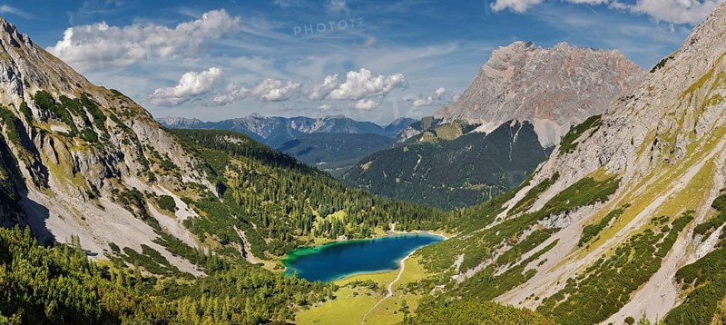 Mountain panorama with Seebensee and Wetterstein massif