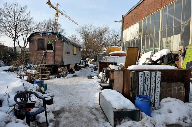 Outdoor area with caravan in the snow at the Kolbhalle