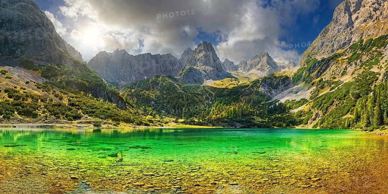 Turquoise Lake Seebensee and the peaks of the Drachenkopf