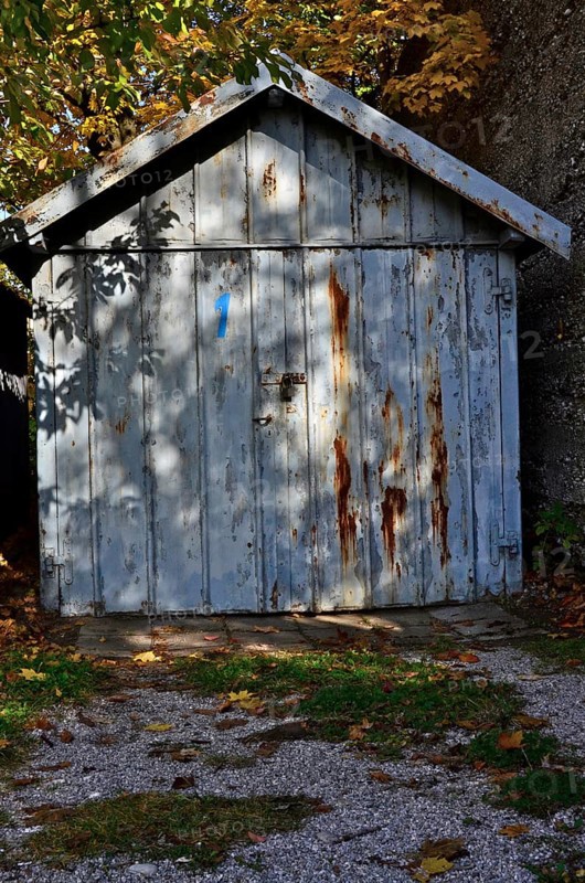 Garage with pointed roof made of corrugated sheet metal