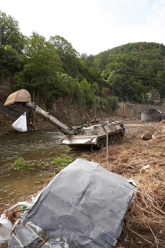 Bundeswehr armoured recovery vehicles in action in Schuld