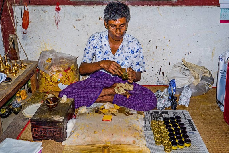 Lacquer manufactory with gold platelets