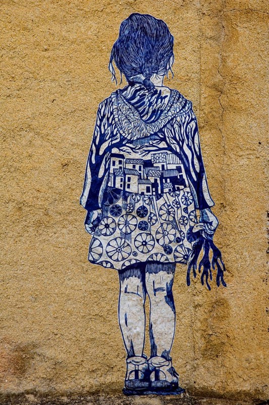 Children's pictures on the walls of the alleys