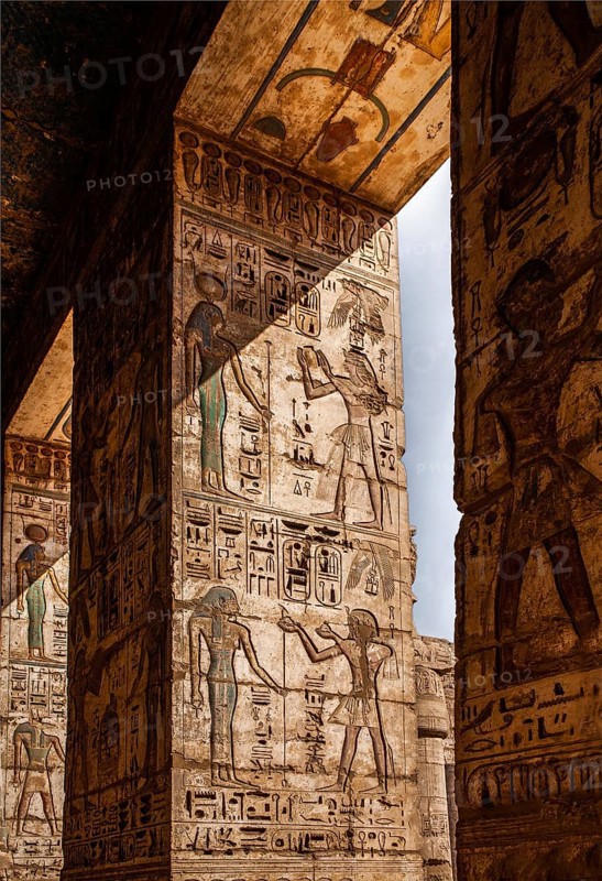 Colourfully well-preserved reliefs on the ceilings