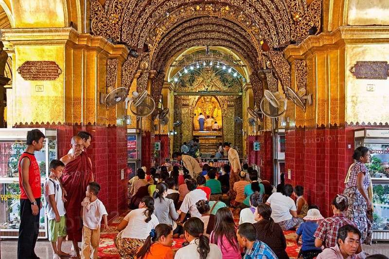 Buddha statue dressed in gold plate