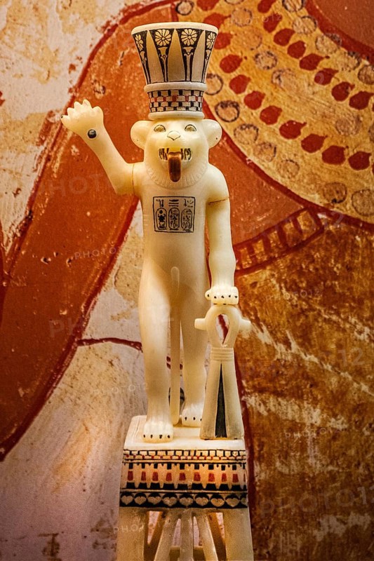 Ointment vessel made of calcite in the shape of a lion cub