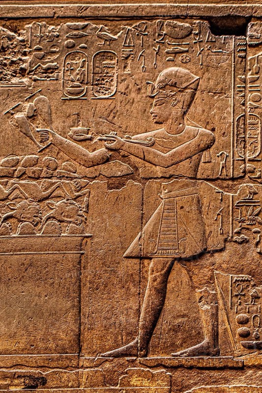 The king standing in front of an altar of sacrifice