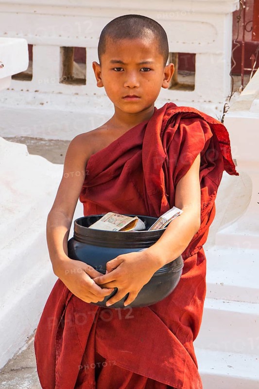 Monk with begging bowl in Shwezigon Pagoda
