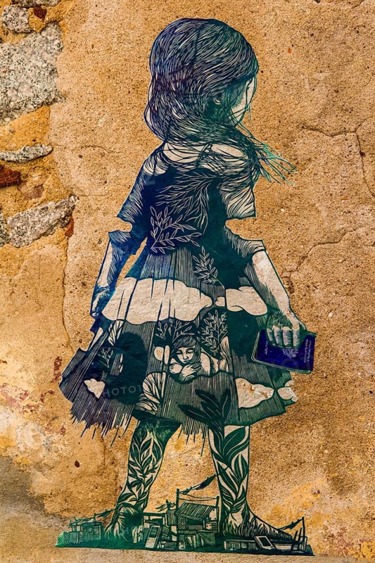 Children's pictures on the walls of the alleys