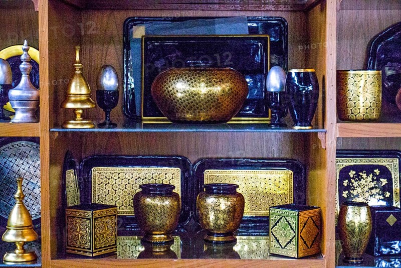 Lacquer manufactory with gold platelets