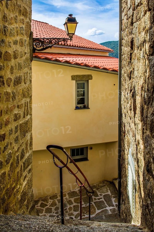 Alleys with steep stairs