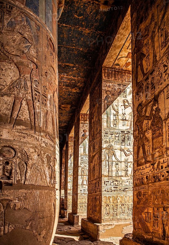 Colourfully well-preserved reliefs on the ceilings