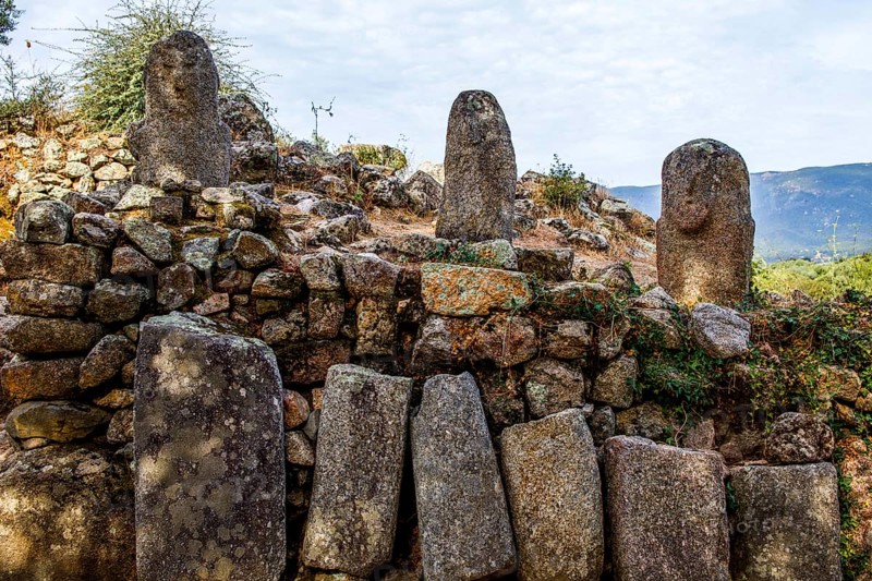 Central monument with menhir statues