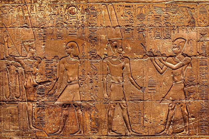 Alexander the Great prays to the god Amon-Re