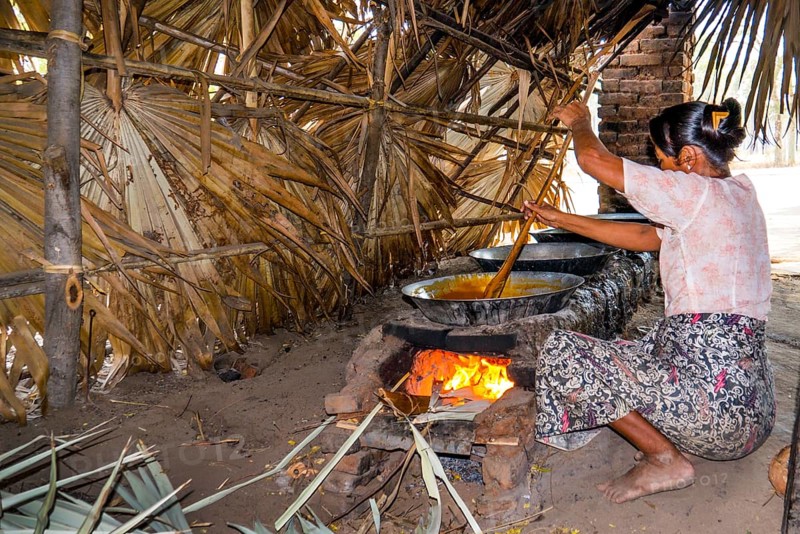 Cooking palm sugar sap