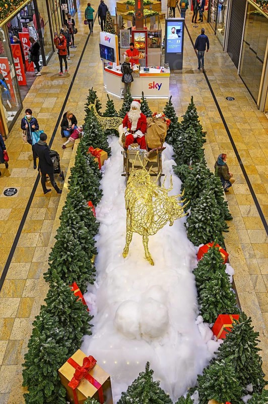 Christmas decorations and Father Christmas in a sleigh with reindeer in Forum Allgaeu