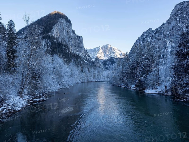 View from the Enns bridge into the winter landscape at the entrance to the Gesaeuse