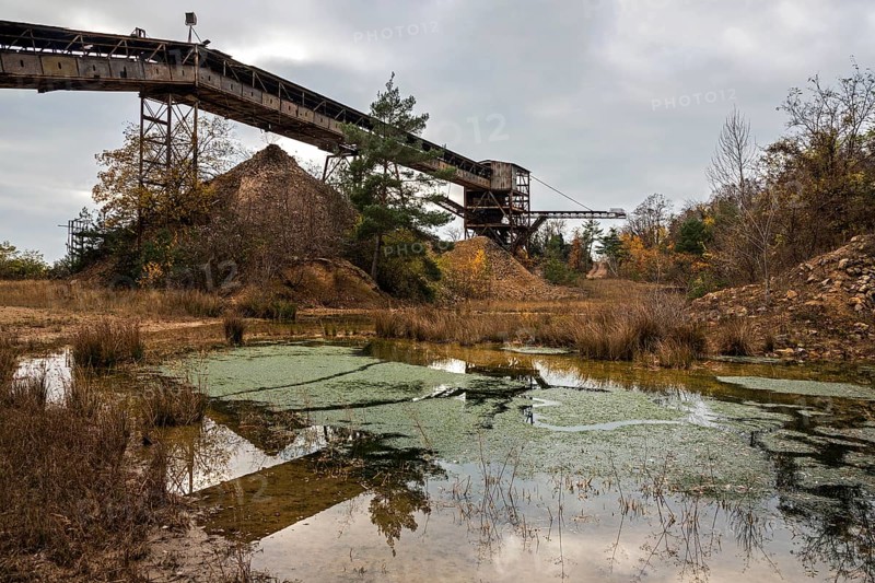 Conveyor and sorting plant in a disused porphyry quarry