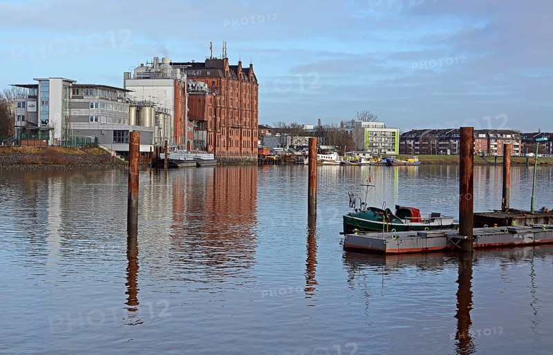 Billwerder Bay with historic warehouse