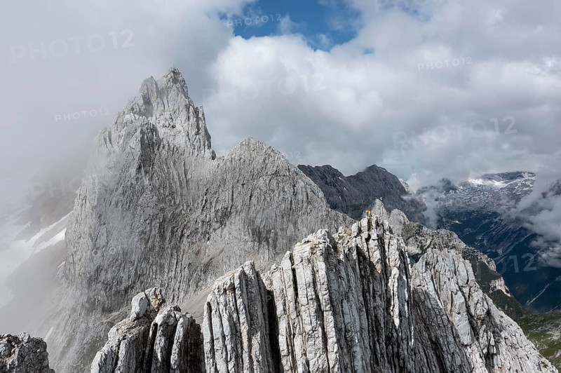 Two hikers at the summit of the Westliche Toerlspitze