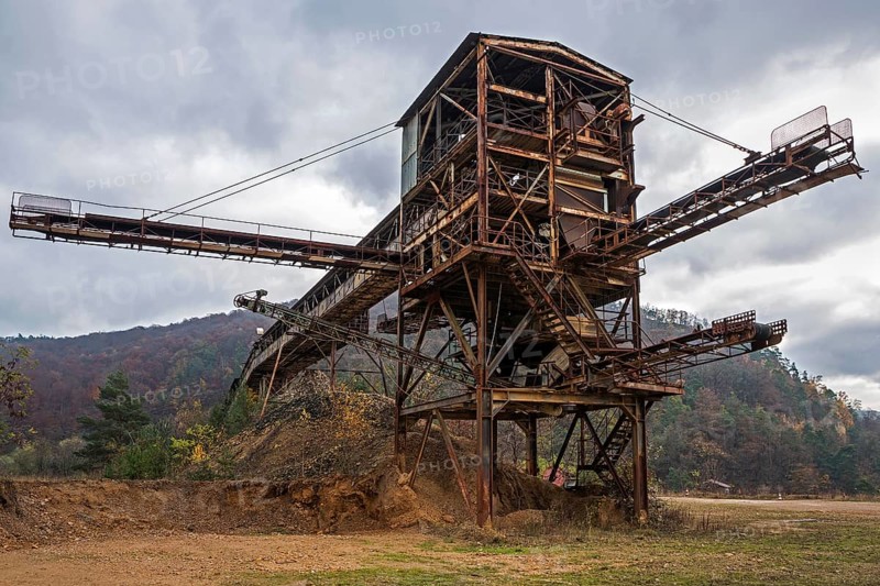 Conveyor and sorting plant in a disused porphyry quarry