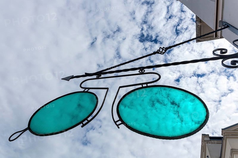 Pinchers in front of an optician's shop