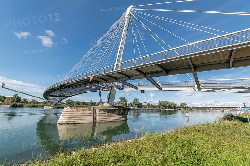 Deux Rives footbridge for pedestrians and cyclists between France and Germany