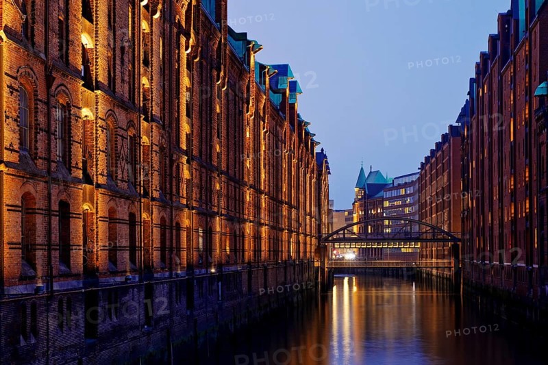 View from the sand bridge into Brooksfleet to the Kibbelsteg in the evening