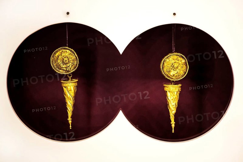 Disc earrings with conical pendant in gold