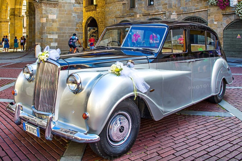 Rolls-Roys wedding car in Piazza Vecchia