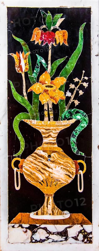Altar impresses with beautiful marble inlay work showing Christian motifs