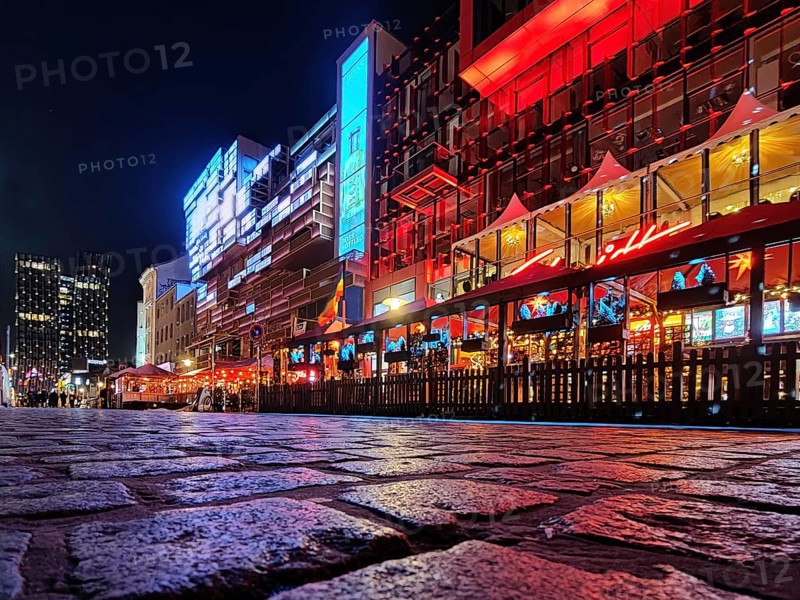 Night illumination at Spielbudenplatz with the Schmidt Theatre and the Dancing Towers in the background