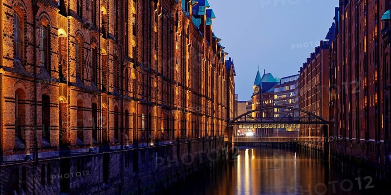 View from the sand bridge into Brooksfleet to the Kibbelsteg in the evening