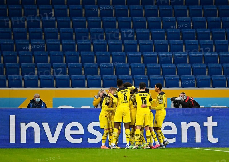 Goal celebration BVB Borussia Dortmund in front of perimeter advertising INVESTMENT