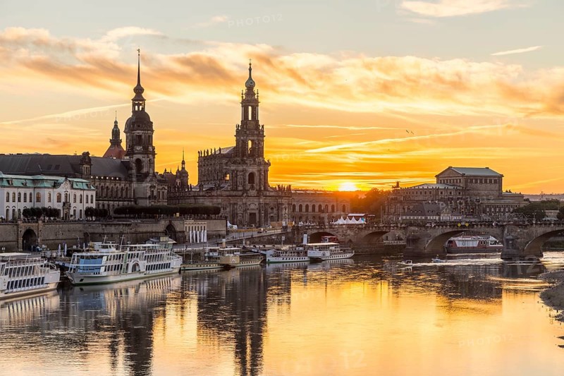 City view at sunset with the Elbe and the Sekundogenitur