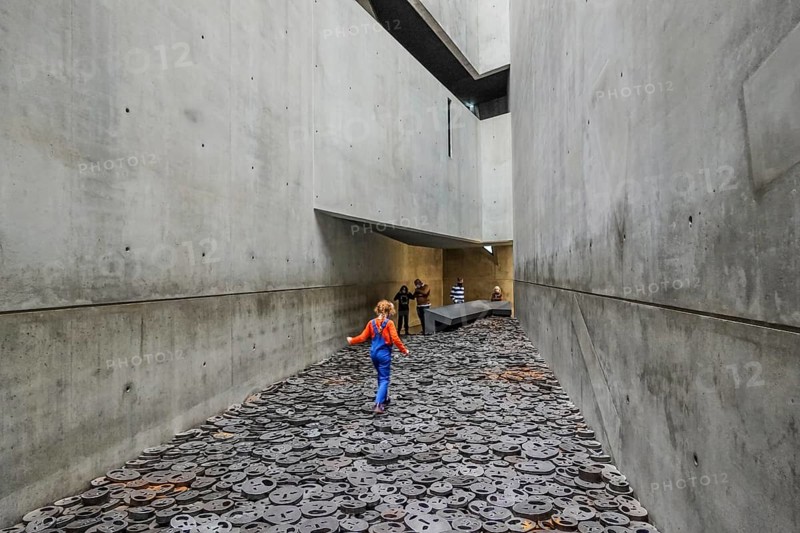 Installation Schalechet (Fallen Foliage) by Menashe Kadishman