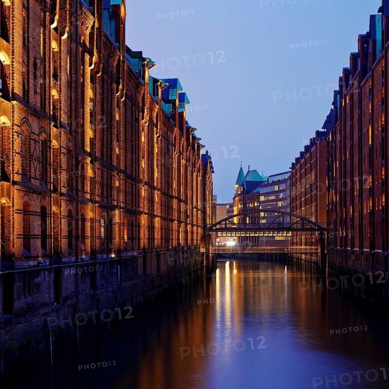 View from the sand bridge into Brooksfleet to the Kibbelsteg in the evening
