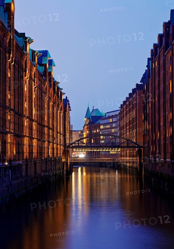View from the sand bridge into Brooksfleet to the Kibbelsteg in the evening