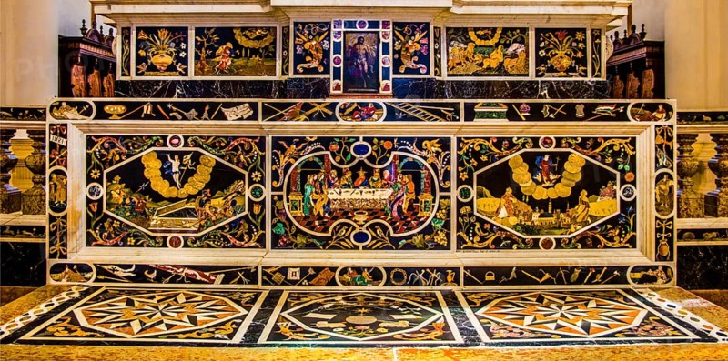 Altar impresses with beautiful marble inlay work showing Christian motifs