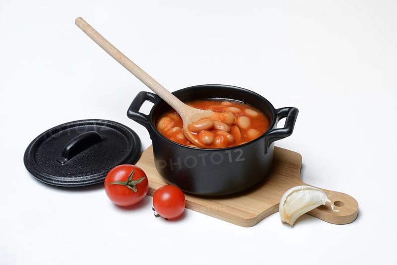 White beans with tomato sauce in pots
