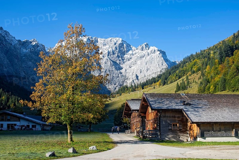 Almdorf Eng in front of Grubenkarspitze