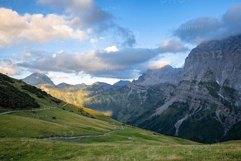 Hiking trail over the Hohljoch into the Engalm