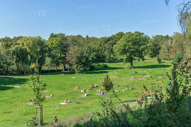 Nudism in Friedenthal Park at Halensee