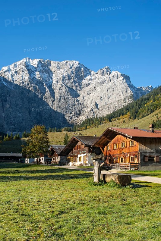 Almdorf Eng in front of Grubenkarspitze