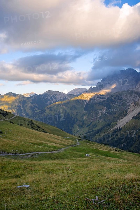 Hiking trail over the Hohljoch into the Engalm