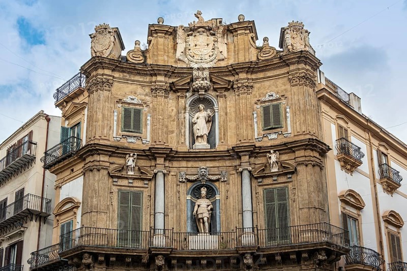 Facade representing summer season with statues of Philip II and Santa Ninfa