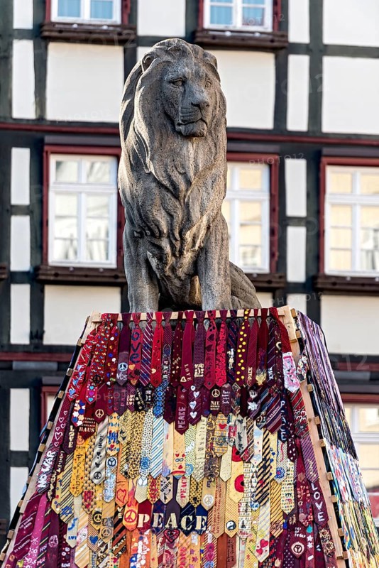 Tie-draped lion monument of a campaign for peace by Soroptimist International