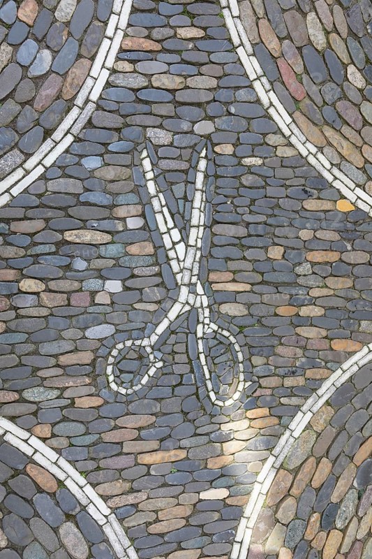 Scissors as ornament in front of a hairdresser's shop